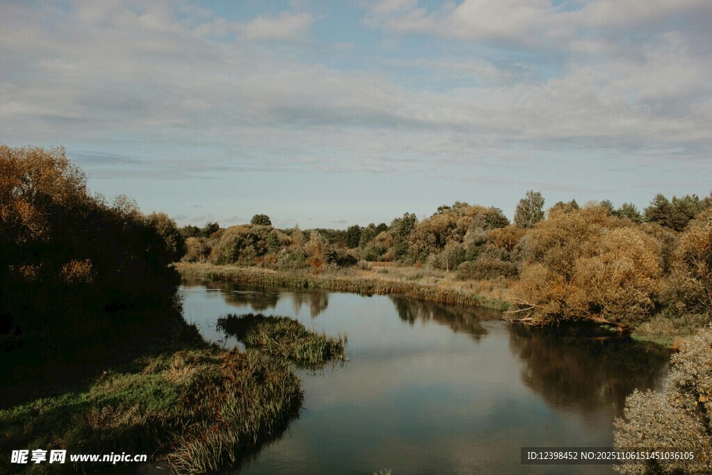 秋日河畔风光