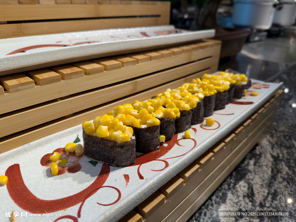 美味玉米寿司整齐排列