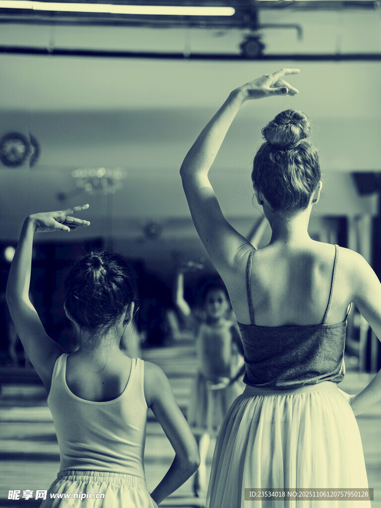 舞蹈室里的优雅芭蕾舞者