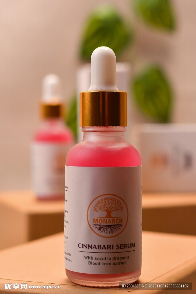 粉色精华液摆放在木台上