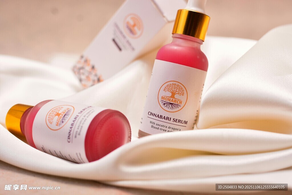 精致护肤瓶置于柔滑布料上