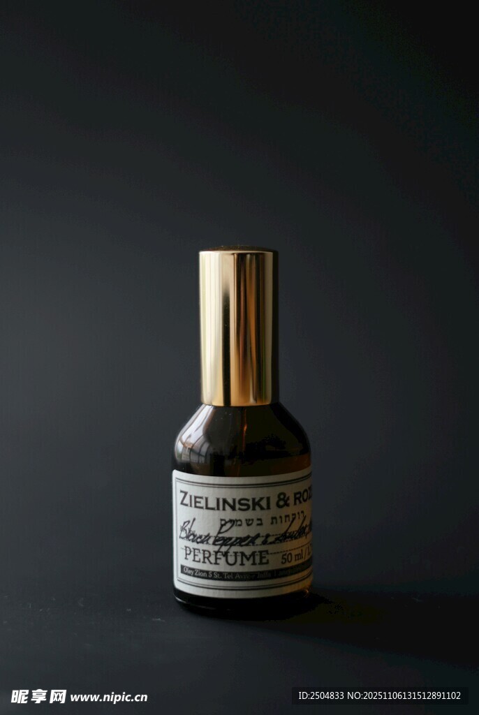 复古风格深色瓶装液体