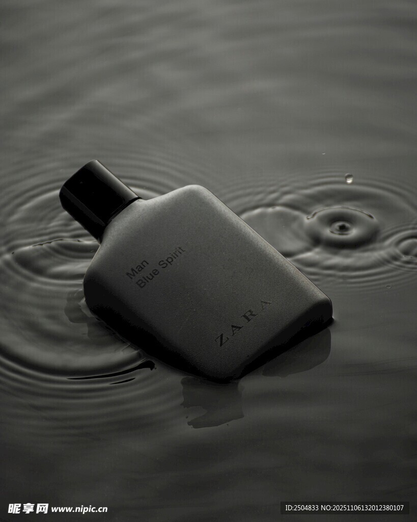 水中漂浮的黑色物件