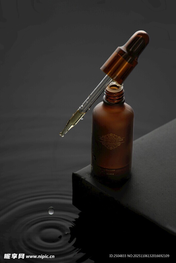 棕色滴管瓶滴液入水场景