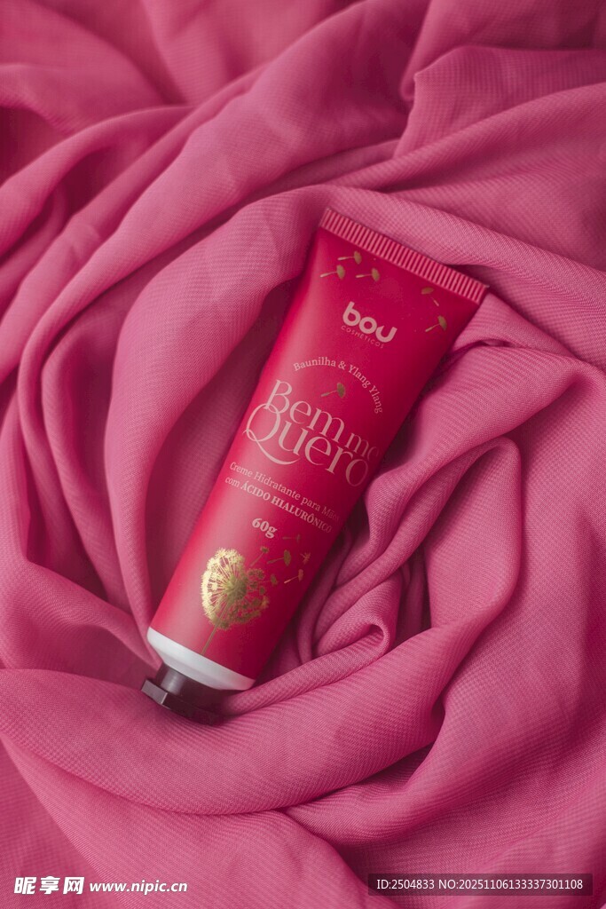 粉色布上的红色护手霜