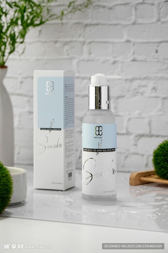 清新简约香水瓶展示