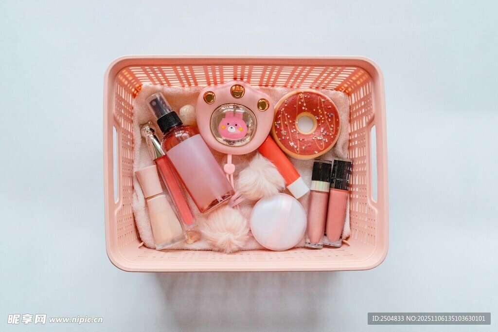 粉色篮中多彩美妆用品