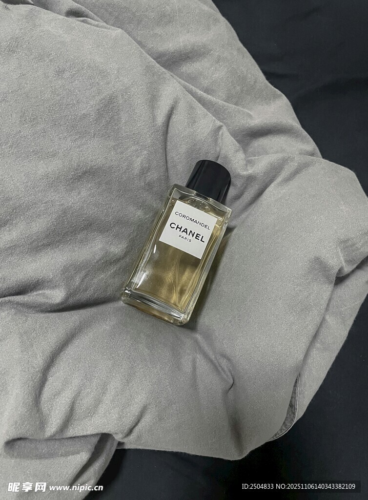 香水瓶置于柔软布料上