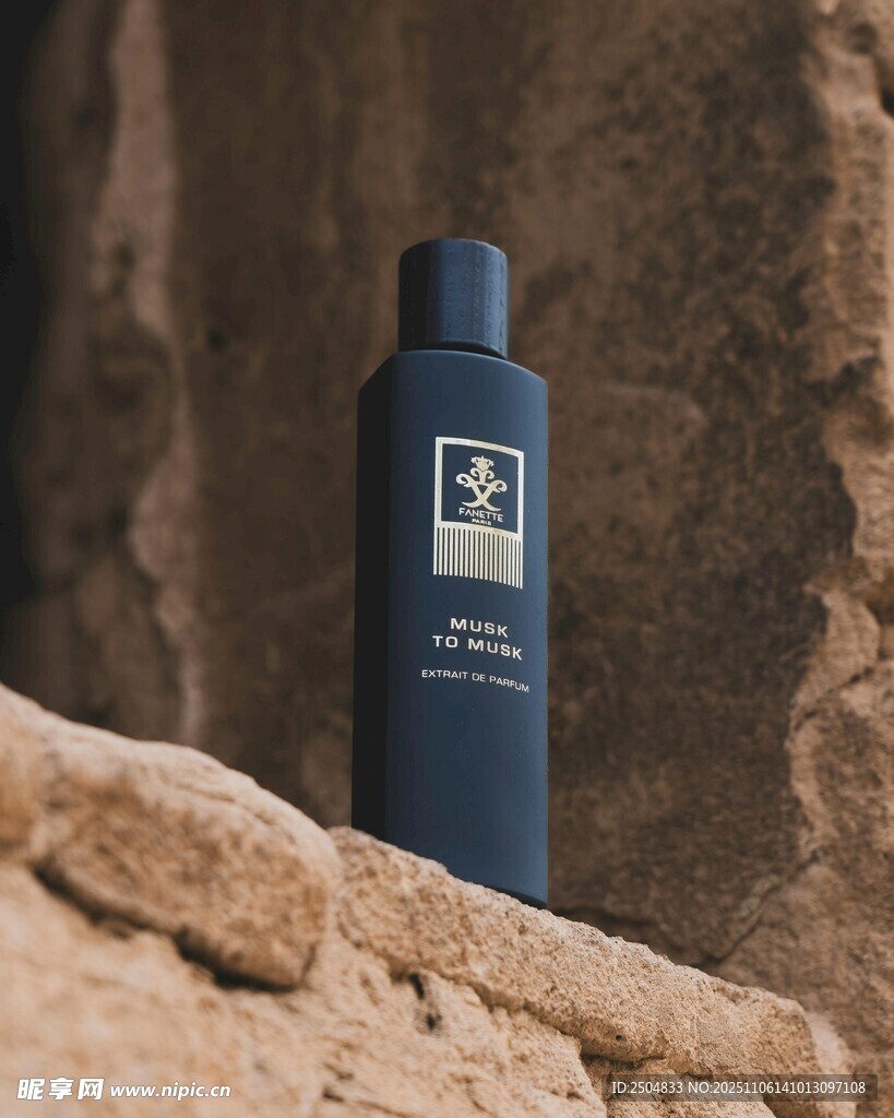 蓝色瓶装护肤品置于石上