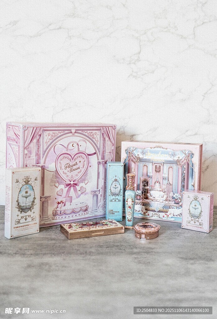 精美装饰画与摆件展示