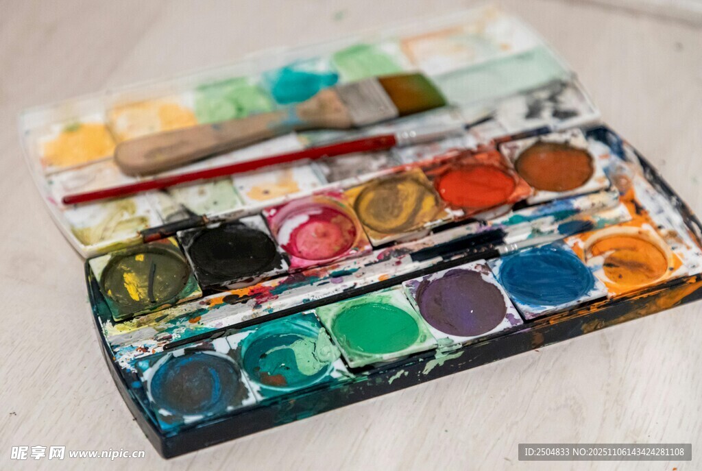 多彩水彩颜料套装展示