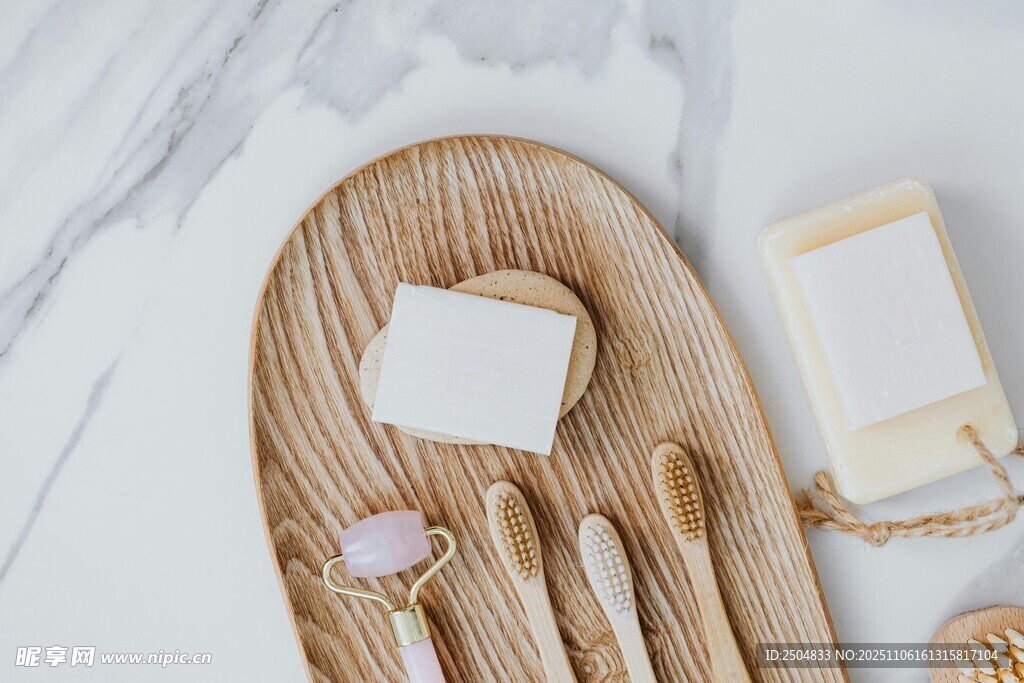 木制餐具与调味品组合