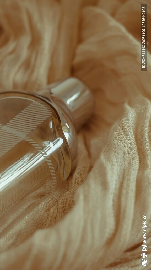 金色毛绒上的透明香水瓶