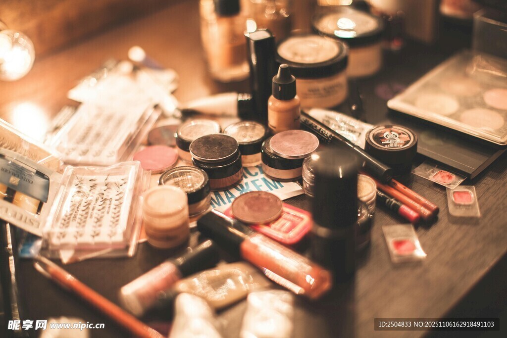 桌上琳琅满目的各类化妆品