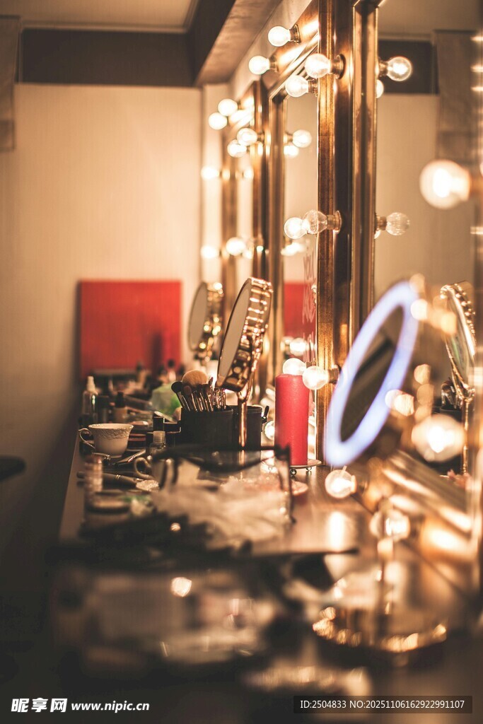 精致化妆台 尽显美妆氛围