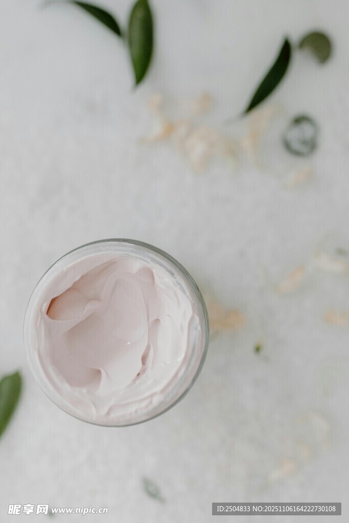 粉色膏体护肤品展示