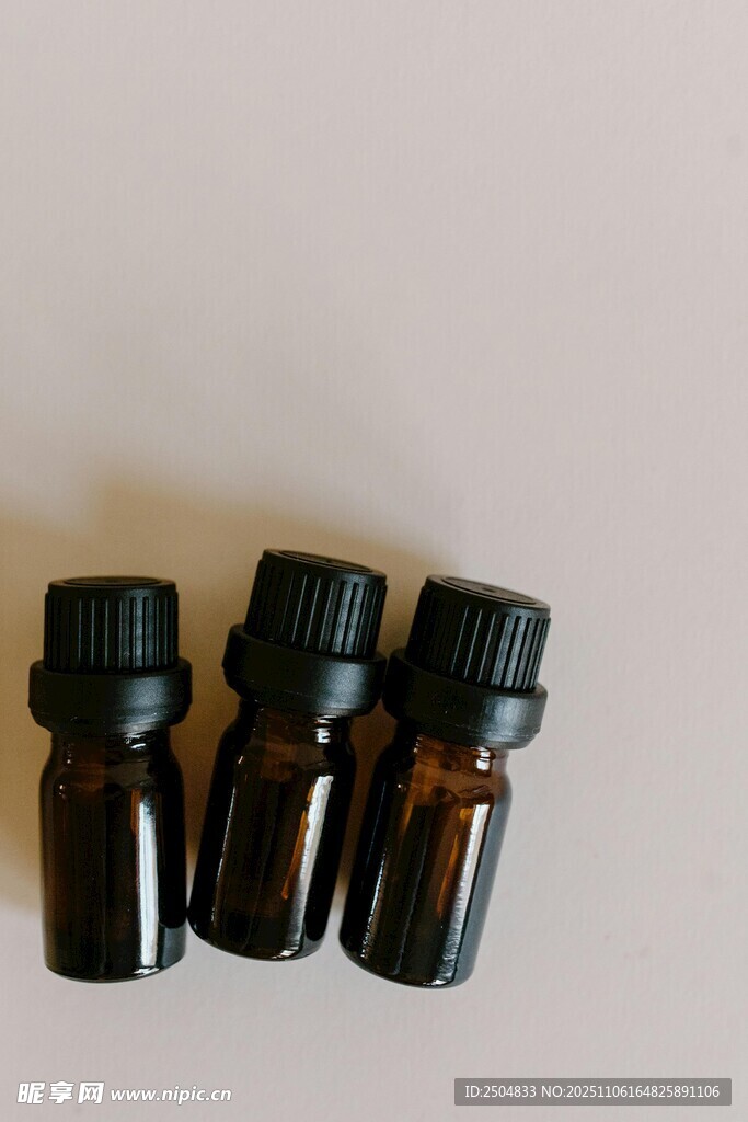 三瓶深色玻璃精油瓶