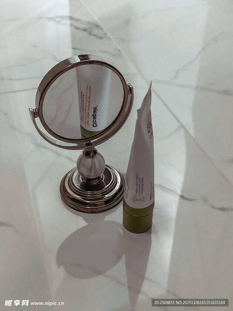 精致金属摆件与锥形物件