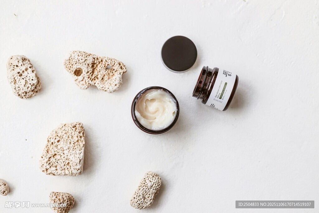 护肤面霜与海边石头组合