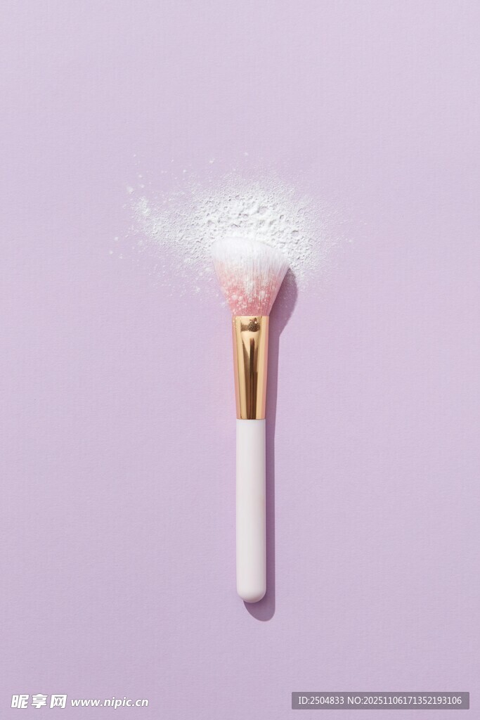 粉色化妆刷散发梦幻光芒