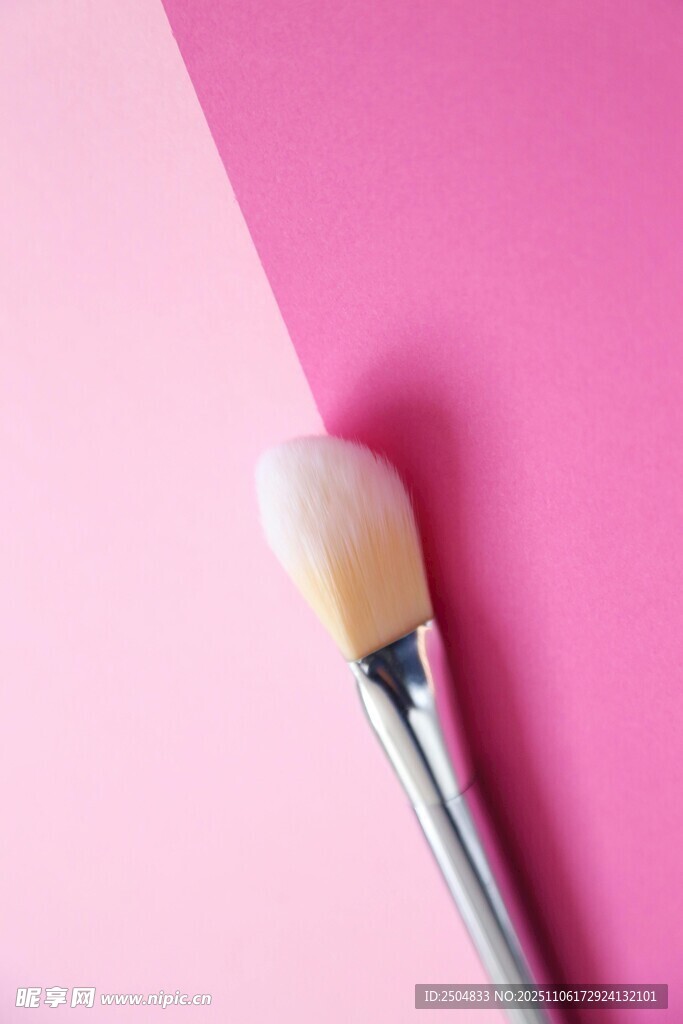 粉色背景上的化妆刷