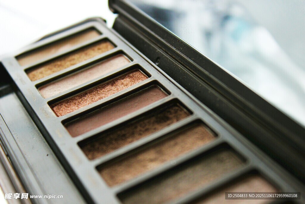 多样眼影盘展示