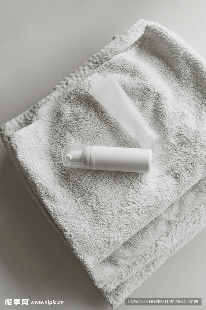 毛巾上的护肤用品组合