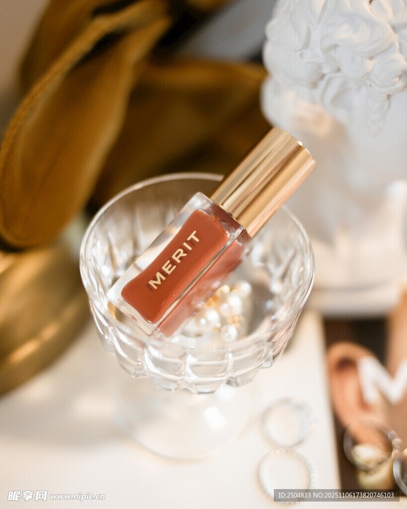 精致唇釉置于透明容器中