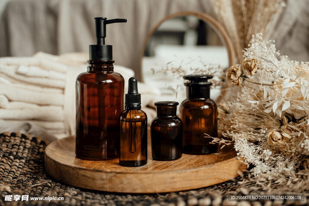 木质托盘上的棕色瓶罐组合