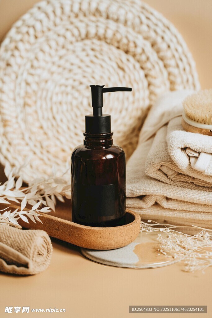棕色按压瓶与编织物品组合