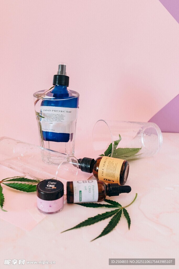 精致美妆用品与绿植搭配