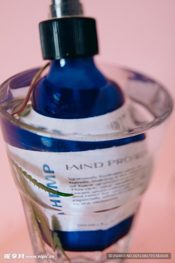 蓝色瓶装液体置于玻璃器皿中