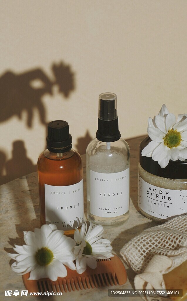 精致香薰与花卉静物组合