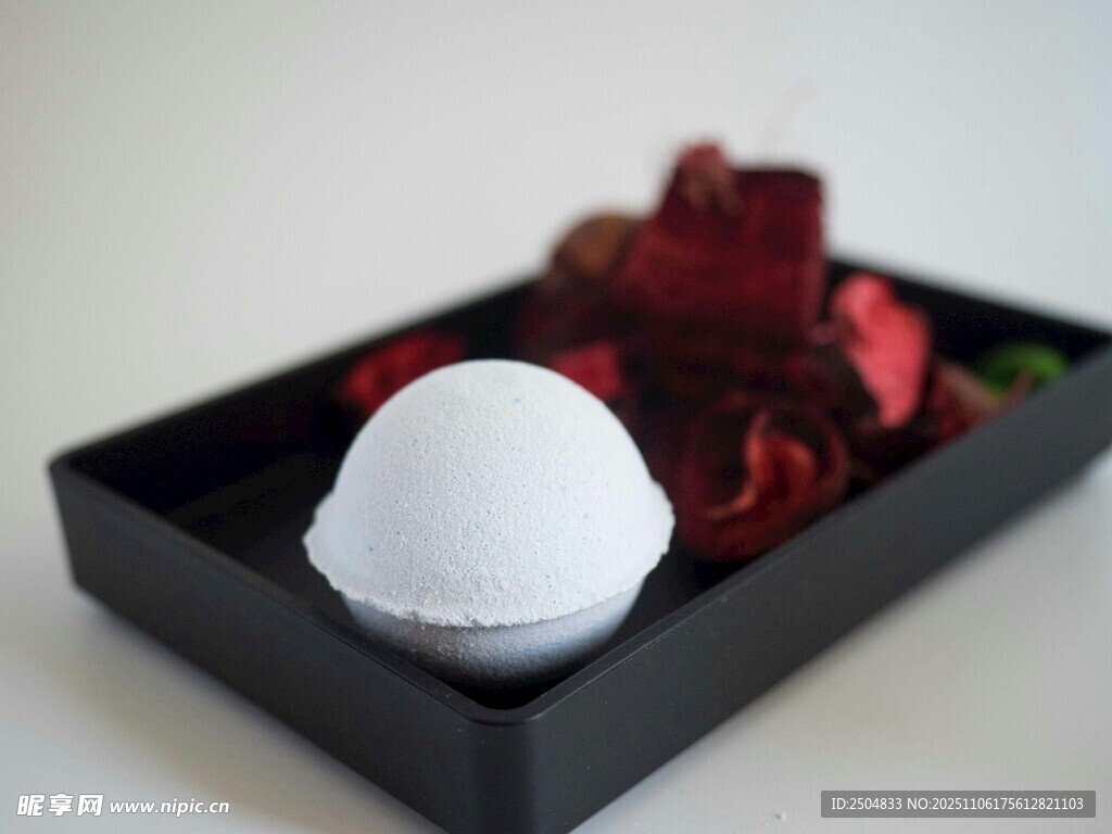 黑色托盘中的白蛋与红物