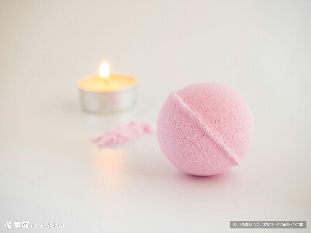 粉色美妆蛋与点燃蜡烛