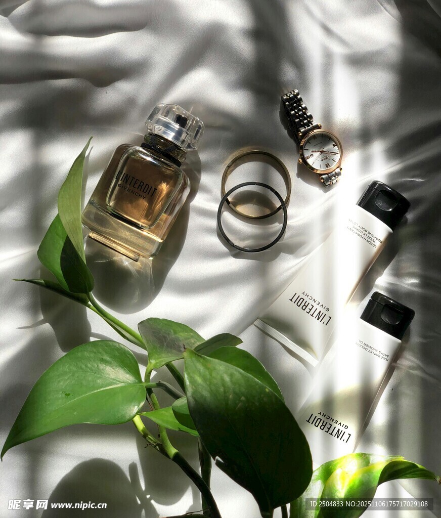 香水瓶与绿植配饰静物图