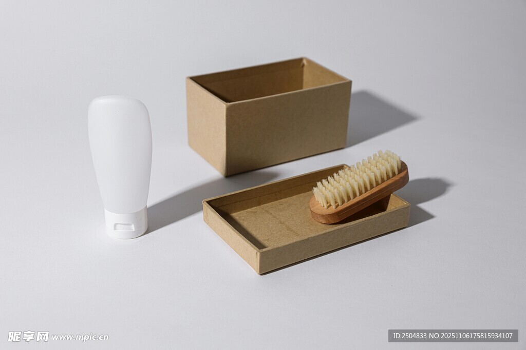 简约卫浴用品组合展示