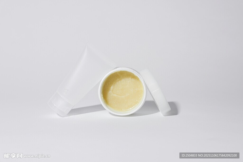 白色容器装黄色膏体物品