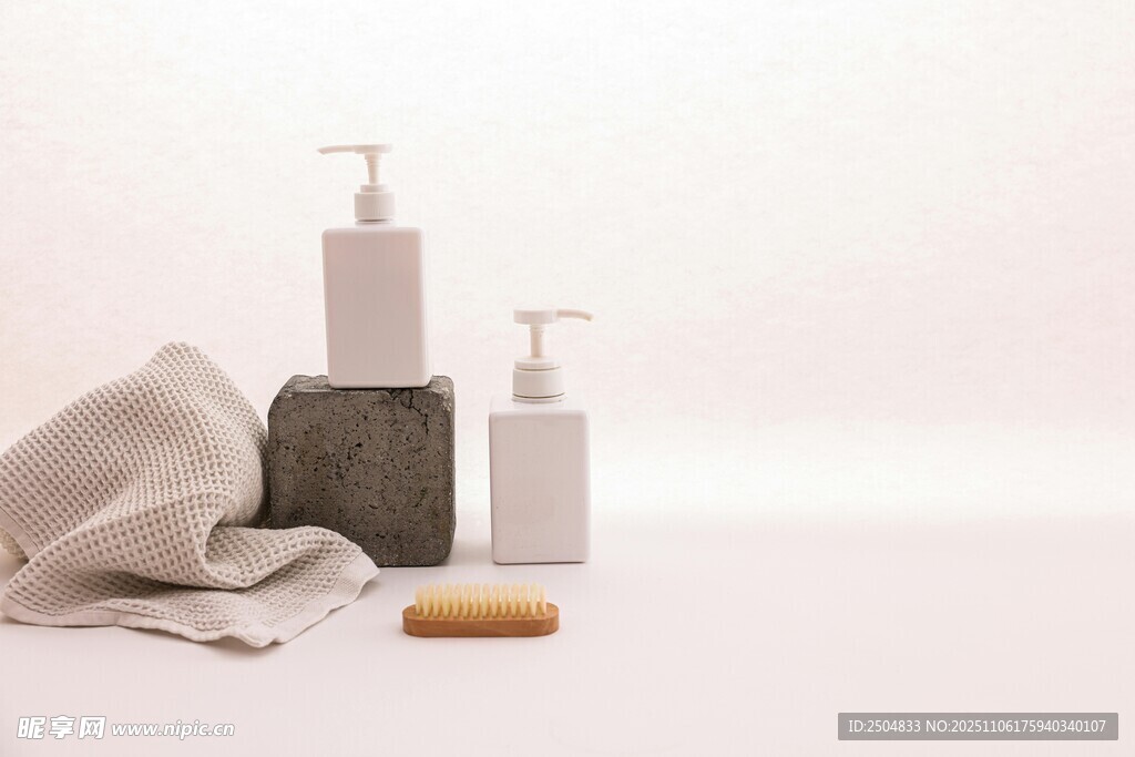 简约浴室用品组合展示