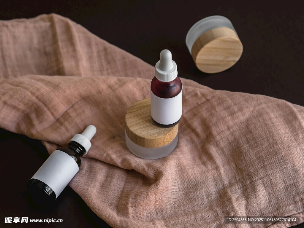 精致护肤品摆放在亚麻布上