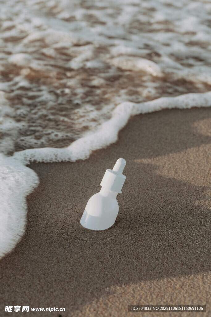 沙滩上的泡沫兔子造型