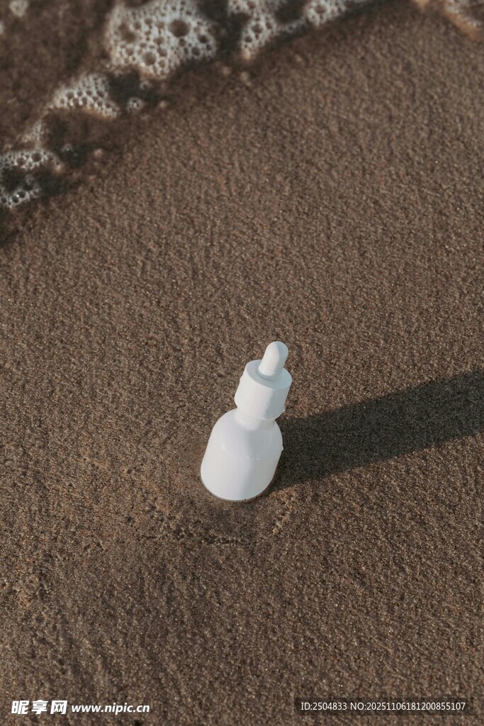 沙滩上的白色小物件