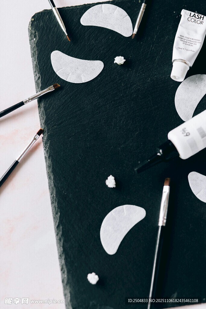 黑色笔记本与绘画工具