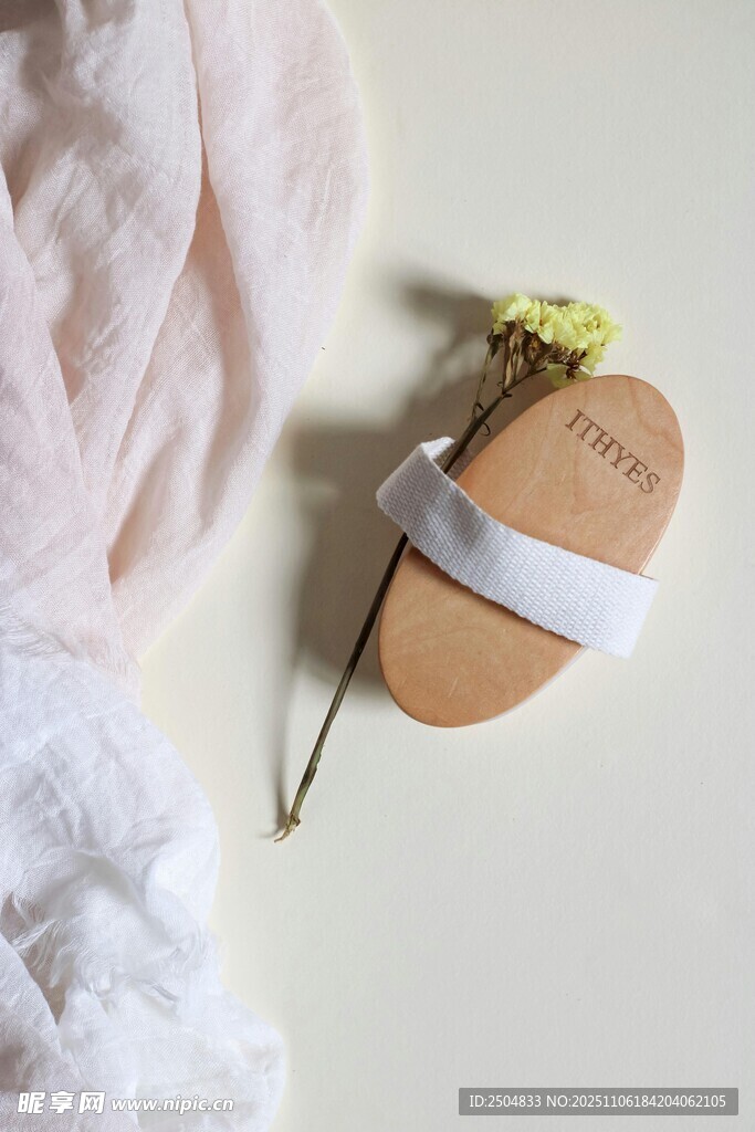 简约风拖鞋与织物搭配展示