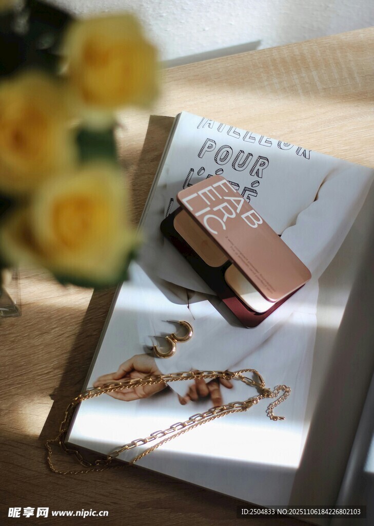 桌上书籍与精致小物