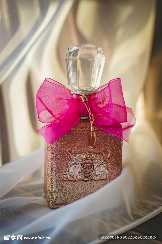 粉色蝴蝶结装饰的精致香水瓶