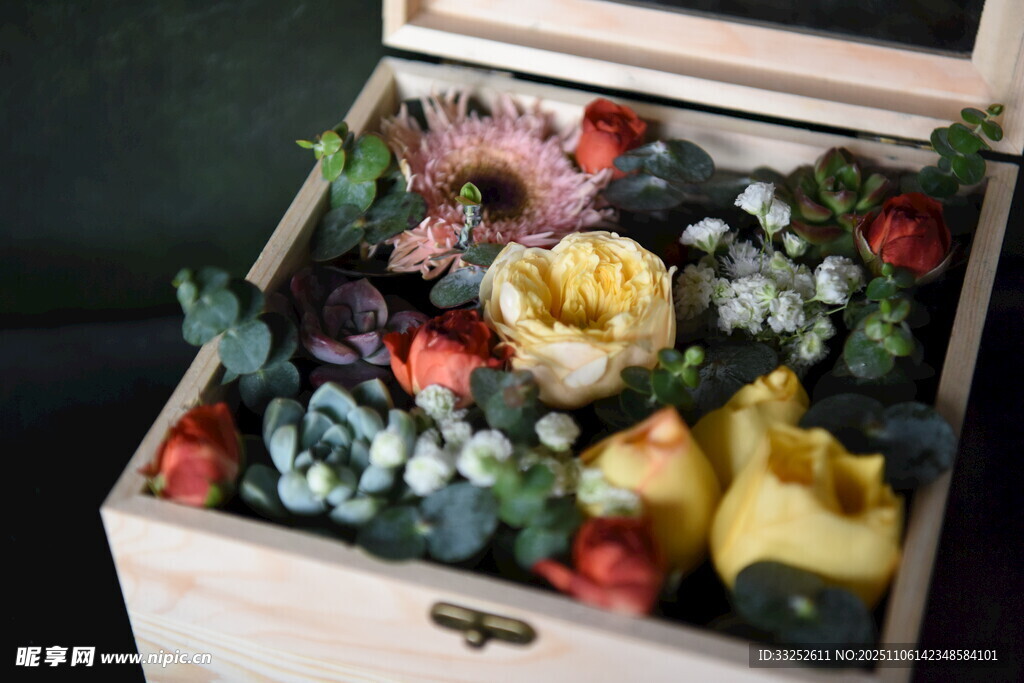 木盒中的多彩新鲜蔬果