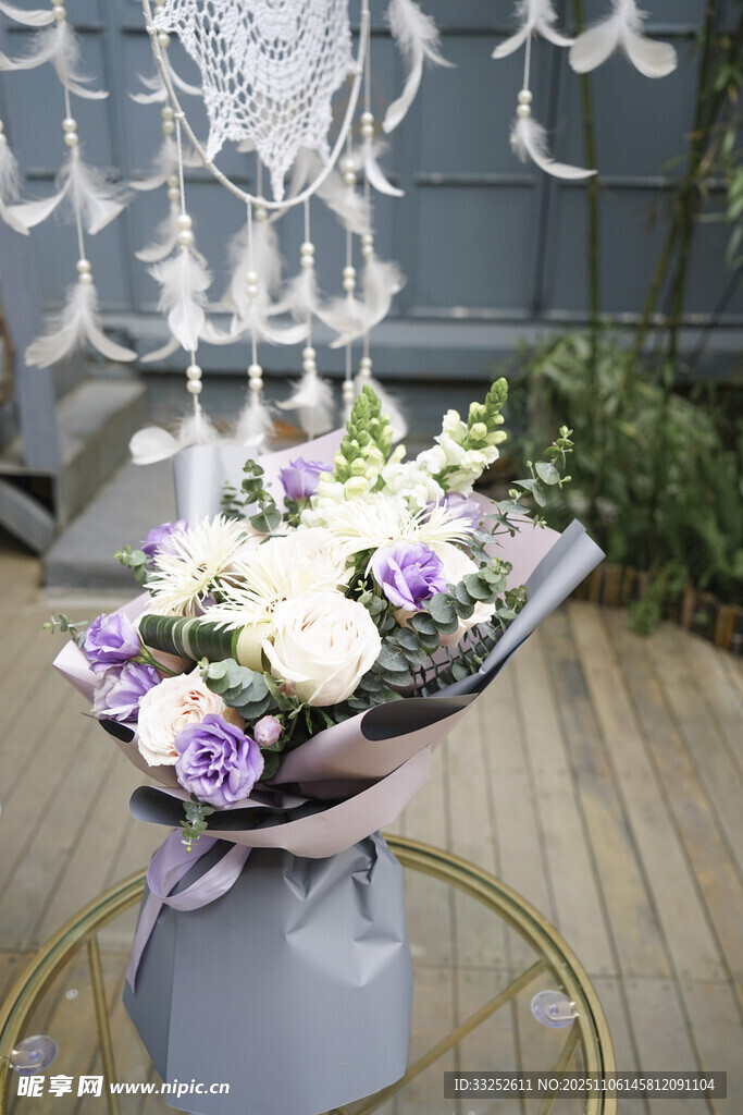 清新紫白花卉花束展示
