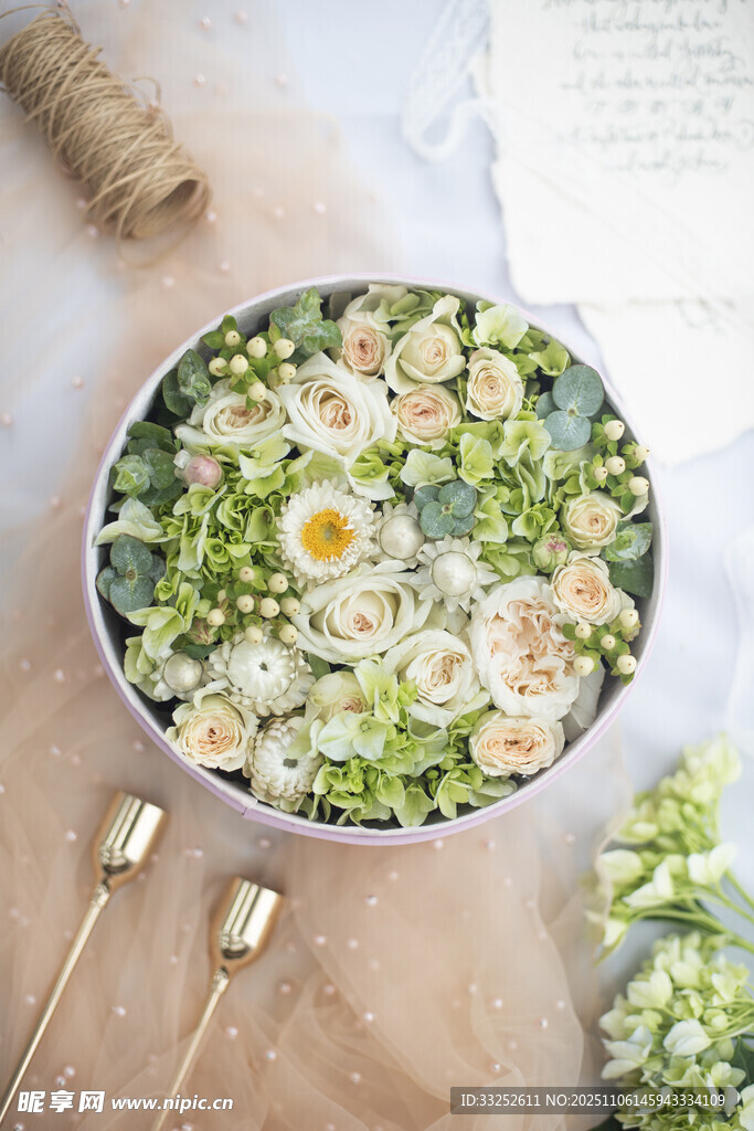 精致圆形花盒中的清新花卉