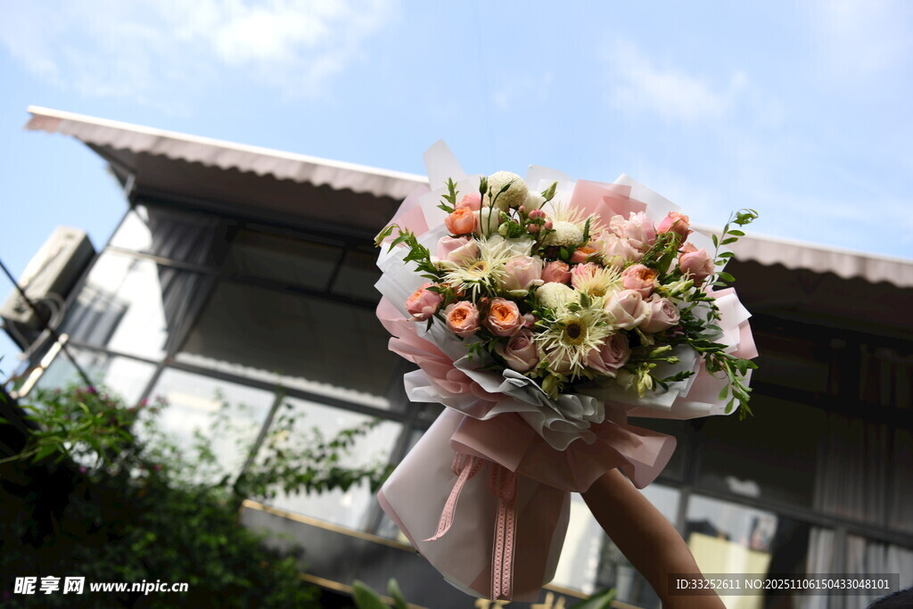 手捧缤纷花束的美好瞬间